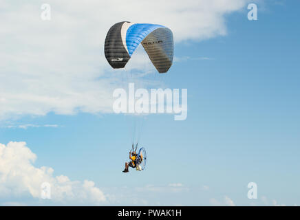 Homme parachute sur la plage de Chuburna, Yucatan, Mexique. Banque D'Images