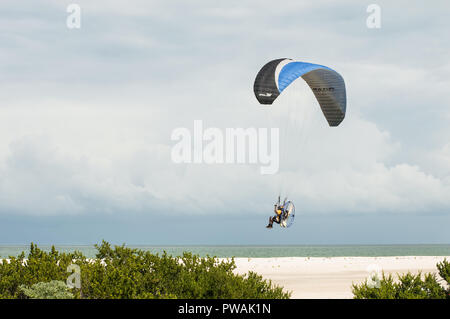 Homme parachute sur la plage de Chuburna, Yucatan, Mexique. Banque D'Images