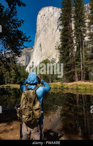 L'étonnante formation rocheuse d'El Capitan se reflétant dans un bassin d'eau dans la vallée Yosemite, Yosemite National Park, California, USA Banque D'Images