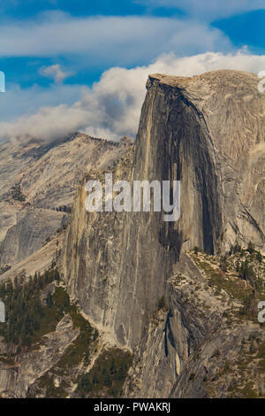 Vue imprenable sur le rocher sculpté par les glaciers de demi-dôme dans la vallée de Yosemite prises de Glacier Point, Yosemite National Park, California, USA Banque D'Images