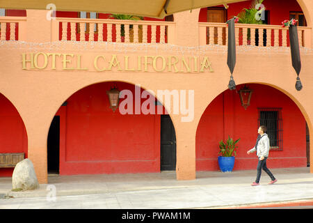 Un homme marche de l'Hôtel California à Todos Santos, Mexique. Banque D'Images