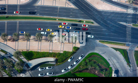 Vue aérienne de l'intersection avec la circulation automobile dans la ville Banque D'Images