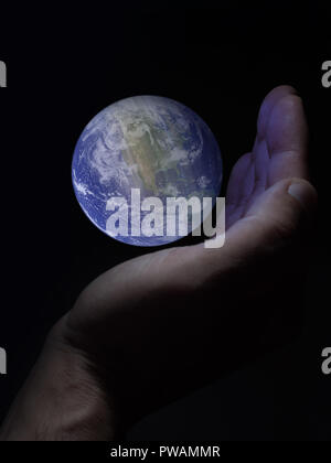 Globe terrestre a chuté : concept de négligence de l'Organisation mondiale de la conservation. Éléments de cette image fournie par la NASA. Banque D'Images