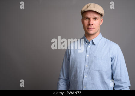 Man wearing hat finlandais contre l'arrière-plan gris Banque D'Images