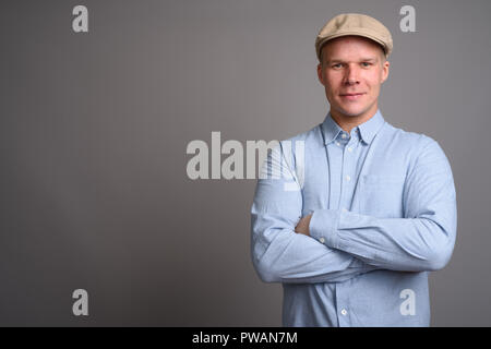 Man wearing hat finlandais contre l'arrière-plan gris Banque D'Images