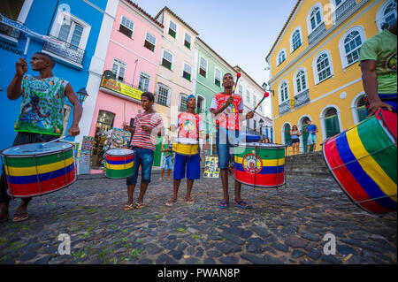 SALVADOR, BRÉSIL - circa 2018, Février : un groupe de jeunes percussionnistes brésiliens font leur chemin autour du bâtiments colorés de la zone Pelourinho Banque D'Images