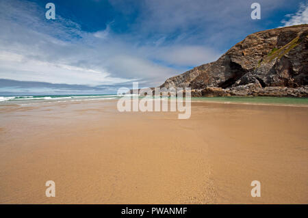 Porthtowan Beach sur la côte de Cornouailles, populaire auprès des surfeurs et bodyboard Banque D'Images