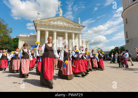 Festival de la Lituanie, vue de femmes portant le costume traditionnel défilant à travers la place de la cathédrale dans la Lituanie Chants et danse Festival à Vilnius. Banque D'Images