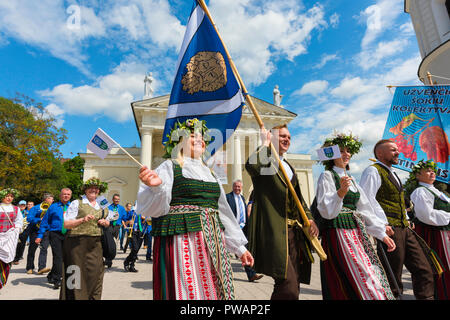 La Lituanie, voir des gens de la ville de Panevezys en costume traditionnel paradant dans la Lituanie Chants et danse Festival à Vilnius. Banque D'Images