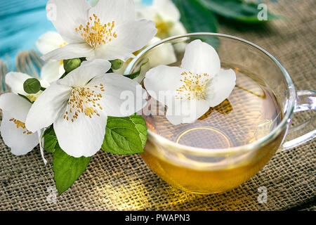 Thé au jasmin et fleurs de jasmin sur fond ancien en bois Banque D'Images