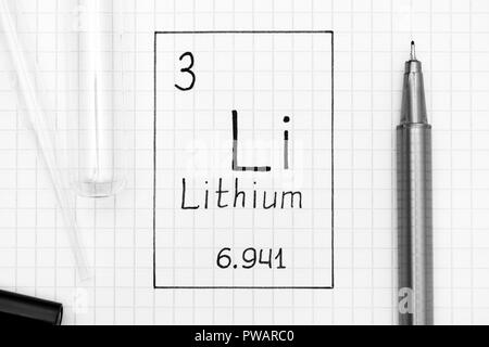 Le tableau périodique des éléments. Élément chimique écriture Li Lithium avec un stylo noir, tube à essai et pipette. Close-up. Banque D'Images