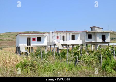 Maisons sur pilotis peints avec le drapeau albanais Albanie divjake Banque D'Images