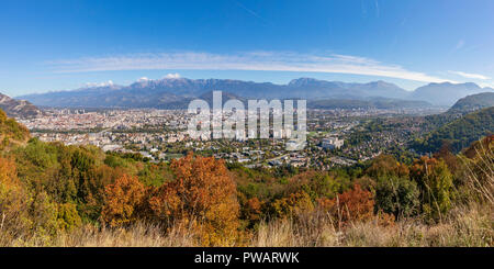 Panorama de Grenoble à l'est à la montagne de Belledonne, Isère, France Banque D'Images