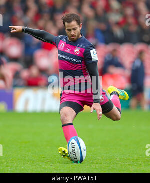 Gloucester Rugby's Danny Cipriani un coup de mort au cours de l'European Champions Cup, la piscine deux match au stade Kingsholm, Gloucester. Banque D'Images