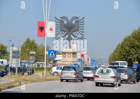 L'aigle double statue de Rrethrrotullimi Doganës ar je rond-point Tirana ALBANIA Banque D'Images