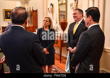 La secrétaire d'État des États-Unis, Mike Pompeo, centre, le secrétaire mexicain de gouvernement Alfonso Navarrete, gauche, secrétaire des Affaires étrangères du Mexique, Luis Videgaray, droite, et le secrétaire à la sécurité intérieure, Kirstjen chat Nielsen avant le début de la Conférence pour la prospérité et la sécurité en Amérique centrale au département d'État le 11 octobre 2018 à Washington, DC. Banque D'Images