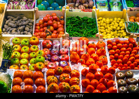 Grand choix de légumes et les tomates au Mercat de Santa Caterina (Marché de Santa Caterina), Barcelone, Espagne Banque D'Images