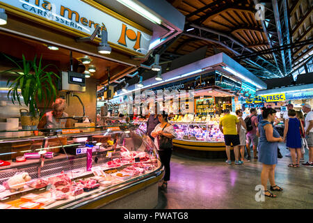 Intérieur du marché couvert Mercat de Santa Caterina (Marché de Santa Caterina), Barcelone Espagne Banque D'Images