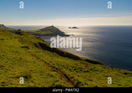 Cape Cornwall vu de la distance sous le soleil d'après-midi d'été Banque D'Images