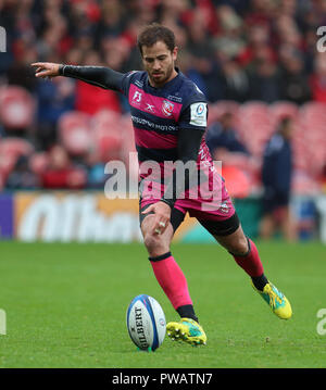 Gloucester Rugby's Danny Cipriani un coup de mort au cours de l'European Champions Cup, la piscine deux match au stade Kingsholm, Gloucester. Banque D'Images