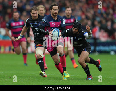 Gloucester Rugby's Danny Cipriani est abordé par Castres' Armand Batile au cours de l'European Champions Cup, la piscine deux match au stade Kingsholm, Gloucester. Banque D'Images