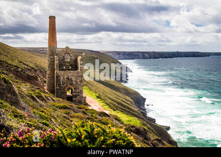 Ruines de la mine d'étain de Cornouailles sur côte sauvage près de St Agnes, Cornwall, UK Banque D'Images