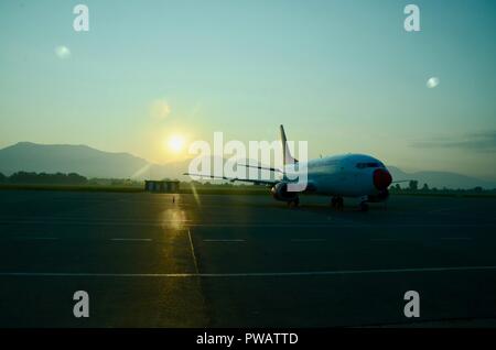 Un albawings.com avion sur le tarmac de l'aéroport de Tirana au lever du soleil Banque D'Images