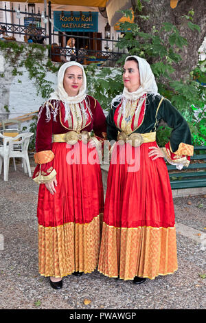 Les femmes de porter des costumes traditionnels de l'île. Photo prise au Vieux Port de la ville de Skiathos, l'île de Skiathos, Grèce. Banque D'Images