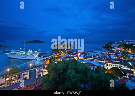 Vue de nuit de la ville de Skiathos à partir de la tour de l'horloge de l'église d'Agios Nikolaos. L'île de Skiathos, Sporades du Nord, Magnessia, Thessalie, Grèce. Banque D'Images