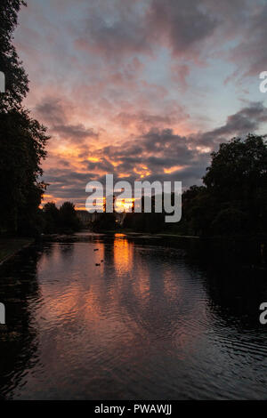 Un magnifique coucher de soleil sur le palais de Buckingham et St James Park à la fin de l'été Banque D'Images