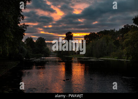 Un magnifique coucher de soleil sur le palais de Buckingham et St James Park à la fin de l'été Banque D'Images