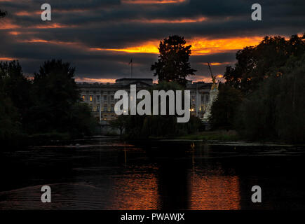 Un magnifique coucher de soleil sur le palais de Buckingham et St James Park à la fin de l'été Banque D'Images