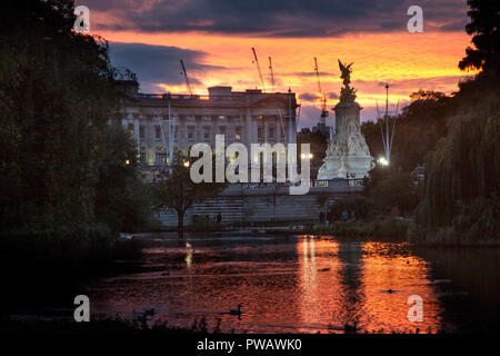 Un magnifique coucher de soleil sur le palais de Buckingham et St James Park à la fin de l'été Banque D'Images