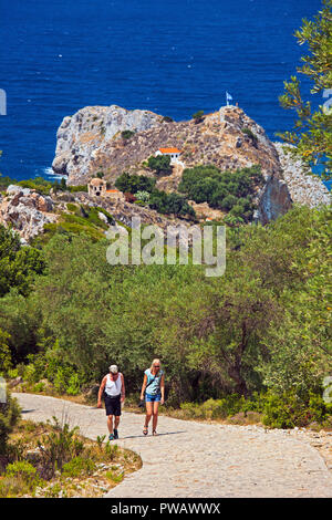 Les visiteurs de retour de Kastro (littéralement "château"), la ville fortifiée médiévale - capitale de l'île de Skiathos, Sporades du Nord, Thessalie, Grèce. Banque D'Images