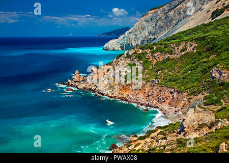 Vue sur plage de Kastro et la 'nature' - côte nord de Skiathos, à partir de Kastro (littéralement "château"), la ville médiévale de l'île. Banque D'Images