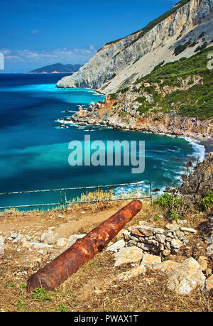 Vue sur plage de Kastro et la 'nature' - côte nord de Skiathos, à partir de Kastro (littéralement "château"), la ville médiévale de l'île. Banque D'Images