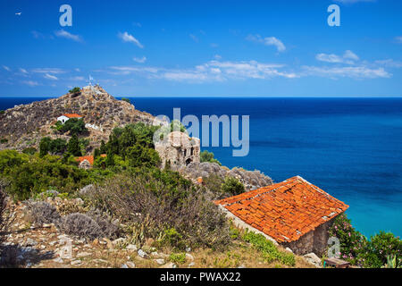 Avis de Kastro (littéralement "château"), la ville fortifiée médiévale - capitale de l'île de Skiathos, Sporades du Nord, Magnessia, Thessalie, Grèce. Banque D'Images