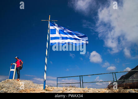 Le drapeau grec du Kastro (littéralement "château"), la ville fortifiée médiévale - capitale de l'île de Skiathos, Sporades du Nord, Grèce. Banque D'Images