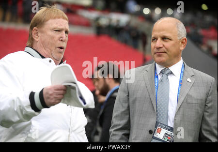 Mark Davis, propriétaire des Raiders d'Oakland (à gauche) et le président Marc Badain avant le match de la NFL International Series au stade Wembley, Londres. APPUYEZ SUR ASSOCIATION photo. Date de la photo: Dimanche 24 octobre 2018. Voir PA Story GRIDIRON London. Le crédit photo devrait se lire comme suit : Adam Davy/PA Wire. Banque D'Images