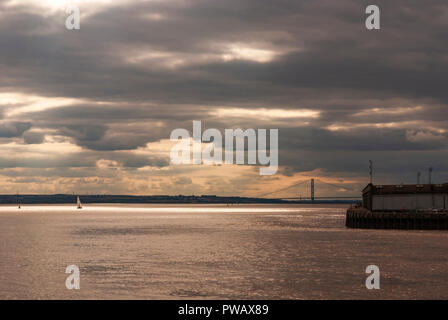 Albert Dock entrepôts avec le Humber Bridge dans la distance, Kingston-upon-Hull, Yorkshire, Angleterre. 27 août 2007 Banque D'Images