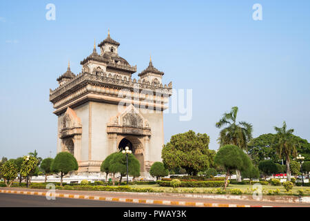 Patuxai (Patuxay), la victoire ou la porte de Triomphe, monument aux morts et le parc à Vientiane, au Laos, au cours d'une journée ensoleillée. Banque D'Images