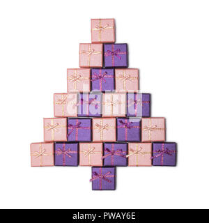 Résumé La figure d'un arbre de Noël de coffrets cadeaux. Rose et violet cadeaux de Noël isolé sur fond blanc. Banque D'Images