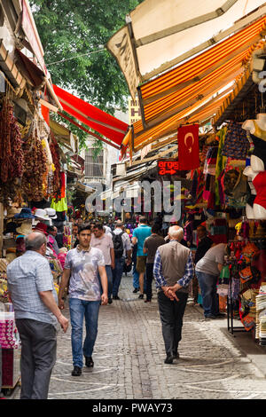 Les gens marcher dans une petite rue pavée de petits magasins, Istanbul, Turquie Banque D'Images