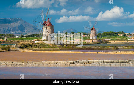 Les moulins à vent à la réserve naturelle de la "aline de Stagnone' près de Marsala et Trapani, Sicile. Banque D'Images