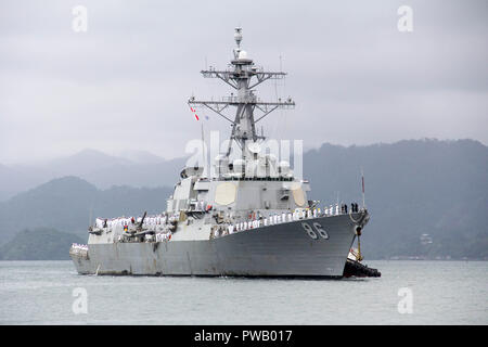 PORT DE Suva, Fidji (oct. 14, 2018) de la classe Arleigh Burke destroyer lance-missiles USS Shoup (DDG 86) tire dans le Port de Suva, Fidji au cours d'une visite du port le 14 octobre 2018. Shoup participe actuellement à l'Initiative de sécurité maritime l'Océanie (OMSI), une secrétaire de la Défense Ministère de la Défense s'appuyant sur le programme d'actif en transit dans la région afin d'accroître la Garde côtière à la connaissance du domaine maritime, en fin de l'appui de ses opérations maritimes d'application de la loi de l'Océanie. (U.S. Photo par marine Spécialiste du renseignement 1re classe Derrek Koch/libérés) Banque D'Images