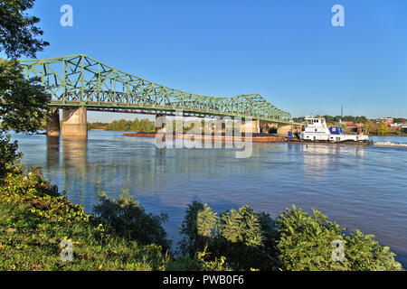 Tugboat pushing barges de charbon, de l'Ohio River, Parkersburg en arrière-plan, comté de Washington, en Virginie occidentale. Banque D'Images