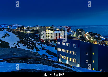 La nuit les rues du centre-ville et des bâtiments de la capitale Nuuk, Groenland Greelandic Banque D'Images