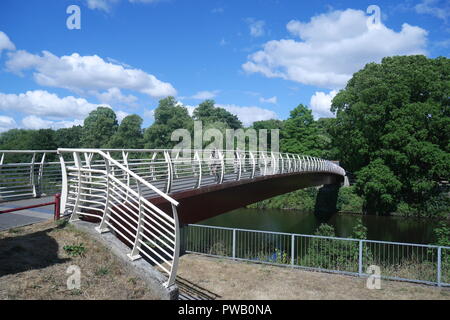 Le Millennium Bridge traversant la rivière Taff et connexion de Sophia Gardens et Bute Park, Cardiff, Pays de Galles, Royaume-Uni Banque D'Images