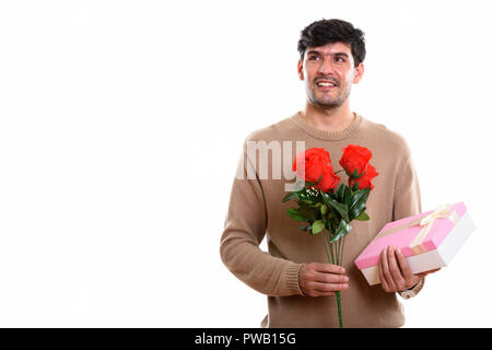 Happy young man smiling Persan tout en maintenant ros rouge Banque D'Images
