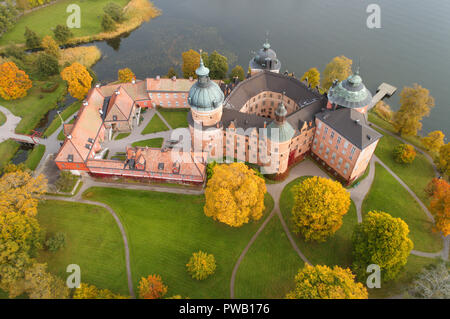 Vue aérienne du château Gripsholm suédois iwith son sorronding park en couleurs de l'automne. Banque D'Images